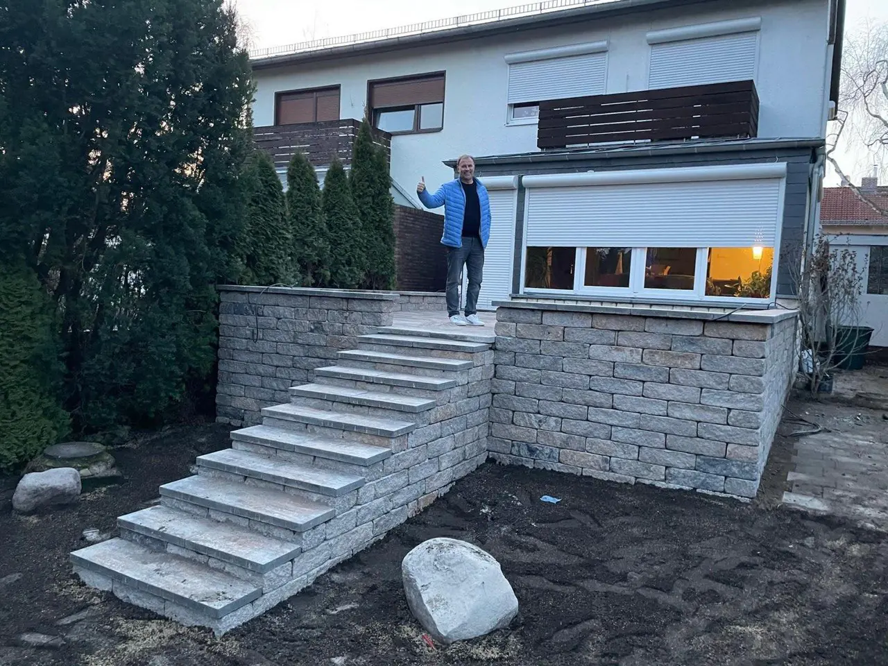 Naturstein-Treppenanlage mit Stufen und Bruchstein-Stützmauer – zufriedener Auftraggeber beim Abnahmetermin – Fischer Pflasterbau Berlin
